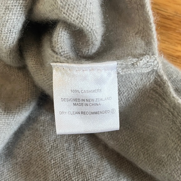 Cashmere by Caroline Sills Gray Women's Cashmere Crew Neck Sweater - Picture 3 of 4